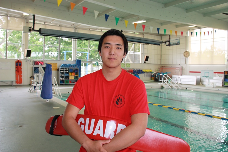 Ben Wu,a lifeguard at Sunset Swim Center,hopes more people will be inspired by his story to learn CPR.